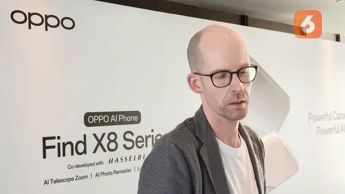 <p>Head of Product Management Oppo, Arne Herkelmaan memberikan penjelasan kenapa hanya Oppo Find X8 Pro yang didukung quick button untuk mengambil foto dan video dengan cepat (Liputan6.com/ Yuslianson). </p>