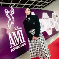 Ditata oleh fashion stylist @anzanni, Salma tampil dengan gaya yang memadukan sentuhan playful dan modern, tepat mencerminkan tren fashion 2025 yang sedang naik daun: polkadot revival. [@salmasalsabil12].