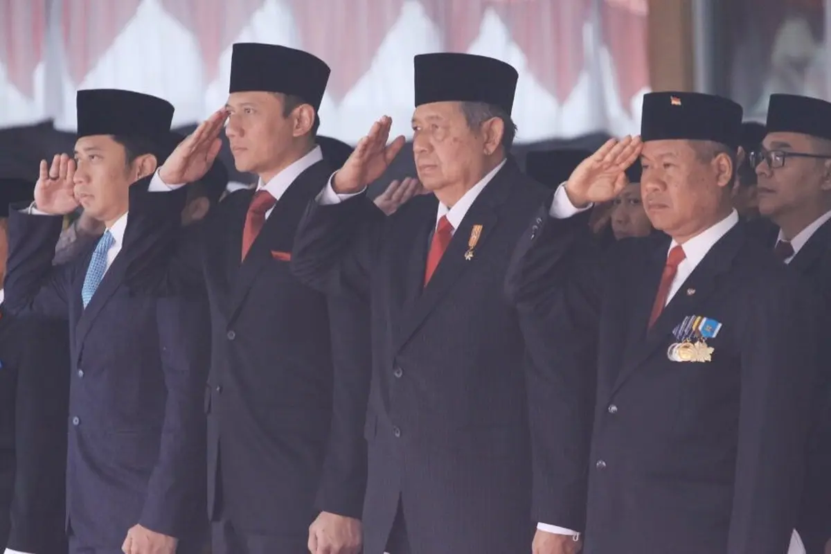 SBY bersama dua putranya, AHY dan Edy Baskoro upacara HUT RI di Pacitan. (Istimewa)