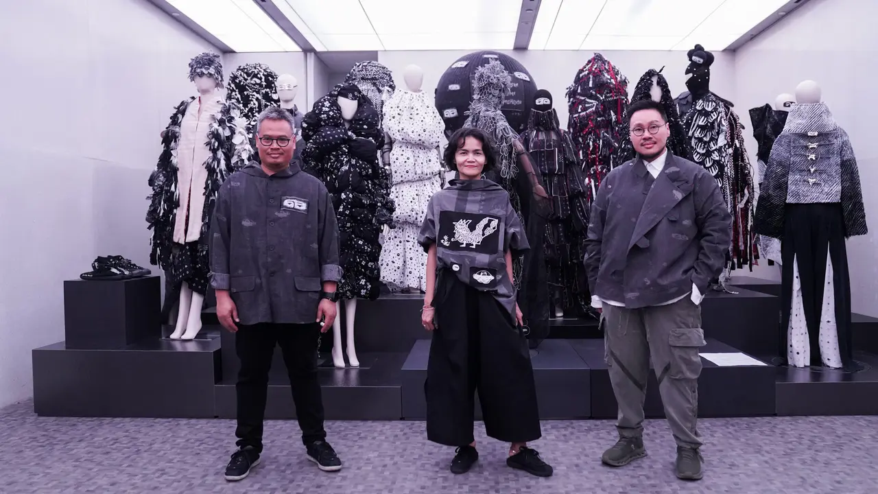 Eko Nugroho bersama Chitra Subyakto dan Felix Tjahyadi pada event pameran SMM x Eko Nugroho (Foto Dok: Sejauh Mata Memandang)