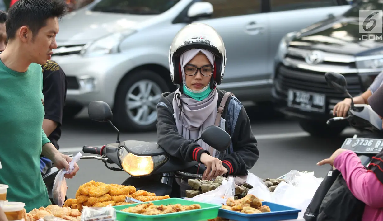 Warga memilih jajanan untuk berbuka puasa di sekitar Jalan Panjang Kelapa Dua, Jakarta, Selasa (7/5/2019). Beragam menu jajanan dijajakan pedagang musiman selama Ramadan. (Liputan6.com/Helmi Fithriansyah)