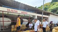 Polisi saat sidak di SPBUN Labuan Bajo, Manggarai Barat, NTT (Liputan6.com/Ola Keda)