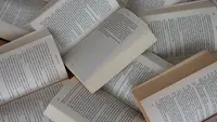 Tsundoku merupakan kebiasaan menumpuk buku baru, istilah ini berasal dari bahasa Jepang (Foto: Unsplash.com/Gülfer ERGİN)