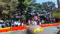 Ormas Aliansi Pergerakan Islam (API) Jawa Barat pendukung Buni Yani, saat berorasi di depan Pengadilan Negeri Bandung. (Liputan6.com/Arie Nugraha)