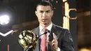 Striker Juventus, Cristiano Ronaldo, memberikan sambutan saat ajang Globe Soccer Award 2020 di Dubai, Minggu (27/12/2020). CR7 meraih penghargaan sebagai pemain terbaik abad ini setelah berhasil mengungguli Lionel Messi. (Fabio Ferrari/La Presse/AFP)