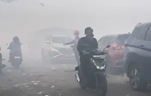 Napas Tersengal di Bawah Kepungan Asap TPA Jatiwaringin