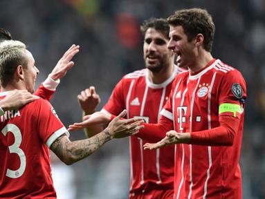 Para pemain Bayern Munchen merayakan gol Rafinha (tengah) saat melawan Besiktas pada leg kedua 16 besar Liga Champions di Vodafone Stadyumu, Besiktas Park, Istanbul, (14/3/2018). Bayern menang 3-1. (AFP/Ozan Kose)