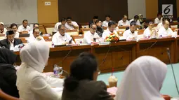 Suasana rapat kerja Menteri Sosial Agus Gumiwang, Dirjen Perlindungan dan Jaminan Sosial Kemensos RI Harry Hikmat, dan Sekjen Kemensos RI Hartono Laras dengan Komisi VIII DPR RI, Jakarta, Kamis (6/9). (Liputan6.com/HO/Agus)