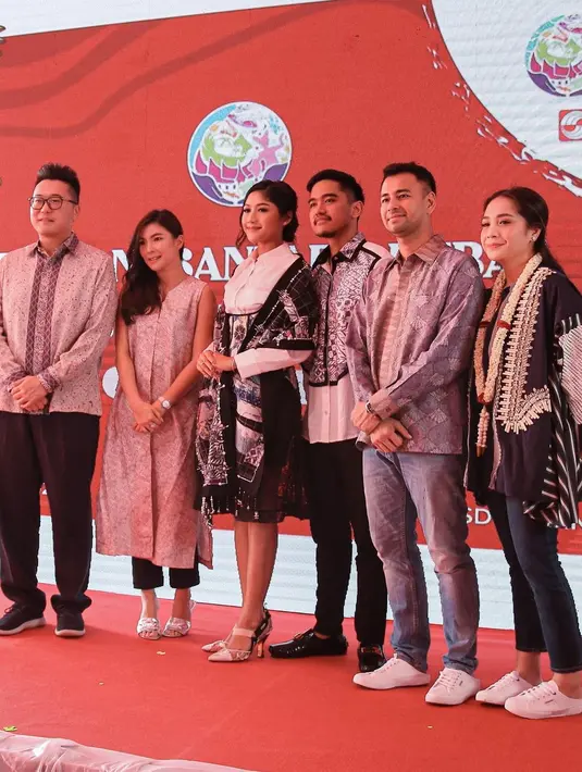 Penampilannya dilengkapi dengan sepatu Colibri Pink mesh high-heeled slingbacks dari Fendi. [Foto: IG/erinagudono].