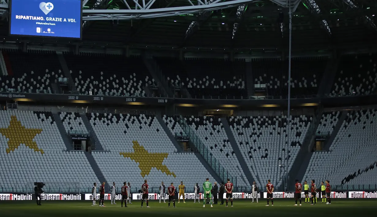 Para pemain Juventus dan AC Milan mengheningkan cipta untuk para korban virus corona COVID-19 sebelum pertandingan pada leg kedua Coppa Italia di Allianz Stadium, Turin, Italia, Jumat (12/6/2020). Juventus sukses melaju ke final Coppa Italia setelah bermain 0-0. (AP Photo/Luca Bruno)