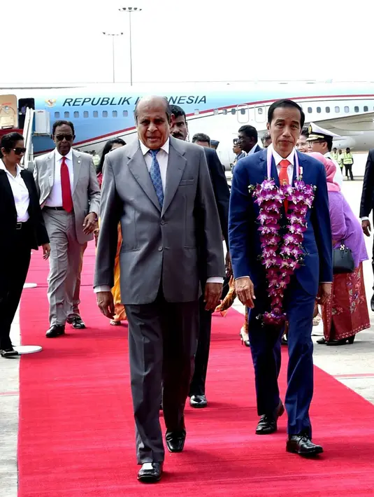 Presiden Joko Widodo berjalan dengan Menteri Luar Negeri Sri Lanka, Tilak Marapana saat tiba di Bandara Internasional Colombo, Sri Lanka, Rabu (24/1). (Liputan6.com/Pool/Biro Pers Setpres)