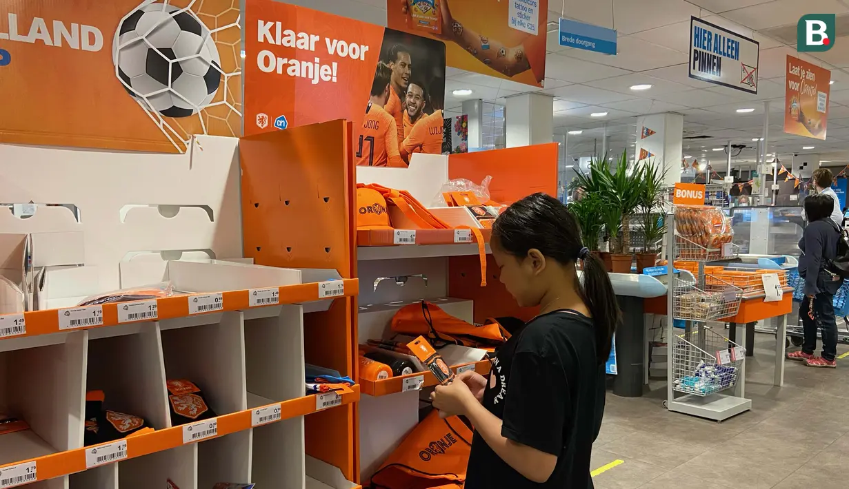 Tingginya antusiasme warga terlihat dari kosongnya beberapa rak tempat pernak-pernik Belanda dan Euro 2020 di supermarket Albert Heijn. (Foto: Bola.com/Tito Sianipar)