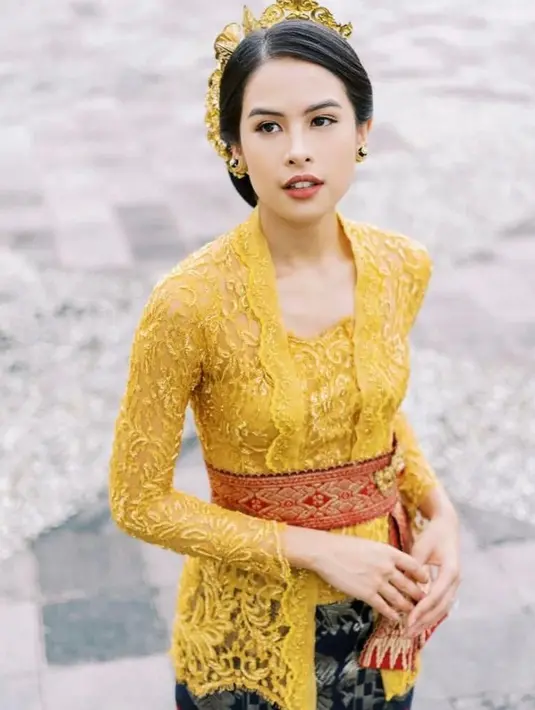 Maudy juga melengkapi penampilannya dengan rambut yang disanggul perempuan Bali yang sudah bersuami yaitu Pusung Tagel dan dihiasi dengan hiasan kepala warna emas.