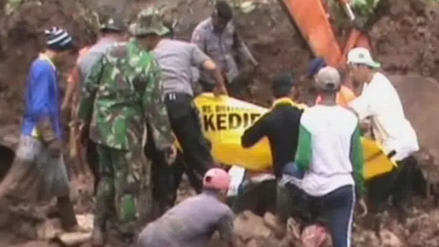[VIDEO] 7 Korban Longsor di Jombang Dimakamkan