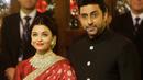 Aktor Bollywood, Aishwarya Rai Bachchan dan Abhishek Bachchan bersama putri mereka menghadiri pernikahan Isha Ambani dan Anand Piramal di Mumbai, Rabu (12/12). Isha merupakan putri orang terkaya di India menurut Forbes, Mukesh Ambani. (AP/Rajanish Kakade)