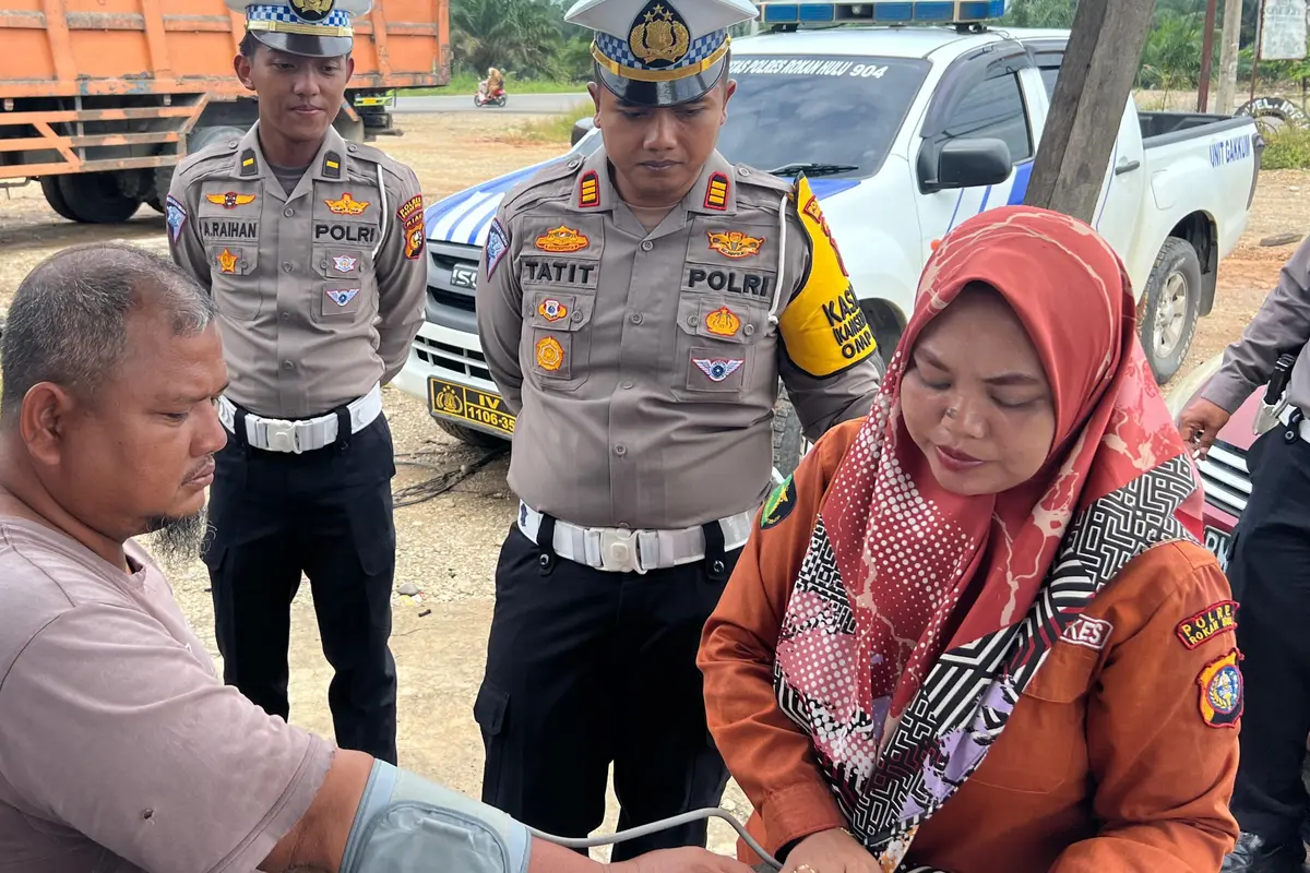 Kasat Lantas Polres Rokan Hulu AKP Tatit Rizkyan Hanafi SIK melihat pengecekan kesehatan sopir truk dalam rangkaian HUT Lalu Lintas Bhayangkara.