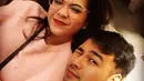 Bisa dibilang, Raffi Ahmad termasuk suami yang romantis. Ia kerap diam-diam mencium sang istri, Nagita Slavina. (Foto: instagram.com/raffinagita1717)