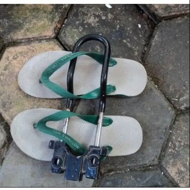 5 Potret Cara Orang Amankan Sandal Jepit Ini Bikin Geleng Kepala