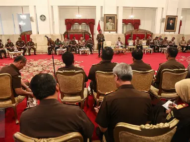 Presiden Jokowi memberi pengarahan kepada kepala kepolisian daerah (Kapolda) dan kepala kejaksaan tinggi (Kajati) se-Indonesia di Istana Negara, Jakarta, Selasa (18/7). Dalam pengarahan ini Jokowi didampingi Wapres Jusuf Kalla (Liputan6.com/Faizal Fanani)