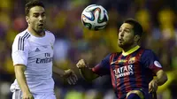 Pemain belakang Real Madrid, Daniel Carvajal (kiri) berusaha mengambil alih penguasaan bola dari bek Barcelona, Jordi Alba saat laga final Piala Raja, di stadion Mestalla, Valencia (17/4/2014). (AFP PHOTO/JAVIER SORIANO)