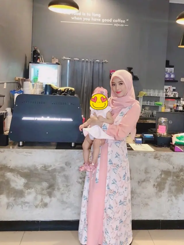 6 Potret Terkini Dena Eks JKT48 Saat Asuh Anak, Jadi Ibu Siaga