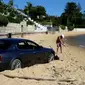 Maserati Quattroporte diparkir di pantai. (Carscoops)