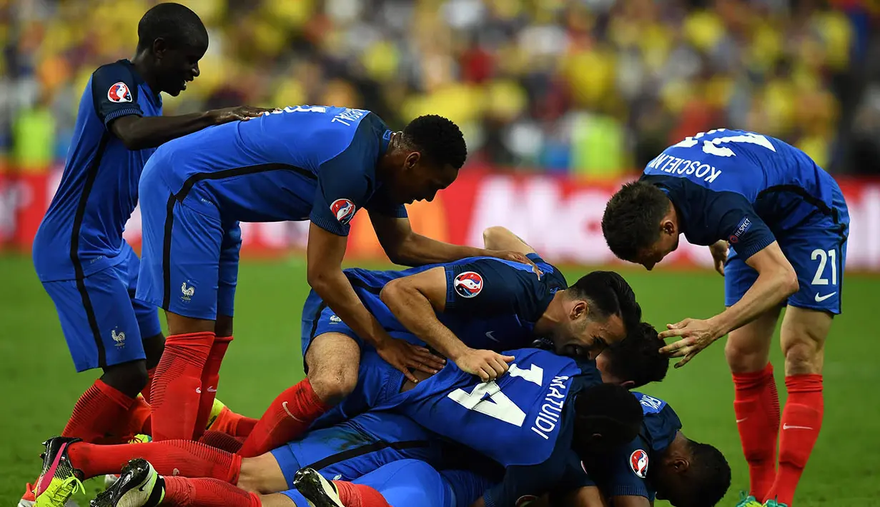 Pemain Prancis merayakan gol yang dicetak Dimitri Payet, pada laga Grup A Piala Eropa 2016 melawan Rumania di Stadion Stade de France, Prancis, Jumat (10/6/2016) atau Sabtu dini hari WIB. Prancis menang 2-1 atas Rumania. (AFP/Franck Fife)