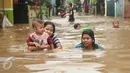 Warga menerobos banjir di kawasan Cipinang Melayu, Jakarta Timur, Senin (20/2). Banjir ini merendam RW 3 hingga RW 4, Kelurahan Cipinang Melayu, Kecamatan Cipinang Muara. (Liputan6.com/Yoppy Renato)