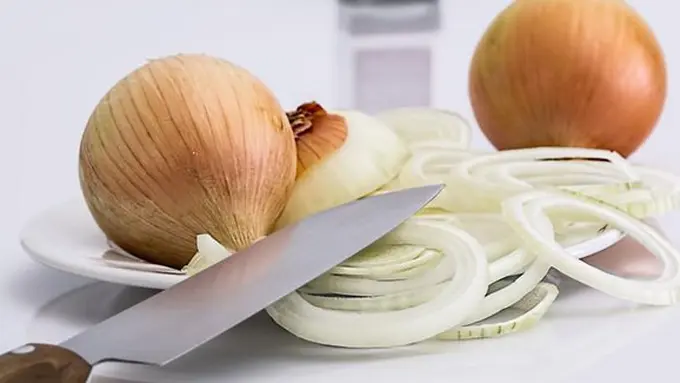 Mencincang bawang bombay/copyright Pexels.com