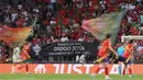 Penggemar Portugal memberikan penghormatan kepada penyerang Liverpool asal Portugal, Diogo Jota yang meninggal dunia akibat kecelakaan mobil di Spanyol, selama pertandingan sepak bola Women's Euro 2025 Grup B di stadion Wankdorf, Bern, Jerman pada 3 Juli 2025. (SEBASTIEN BOZON/AFP)
