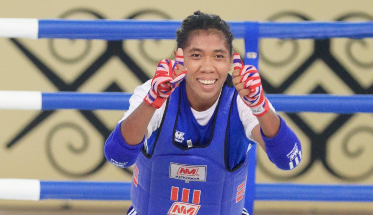 Atlet Muaythai Nusa Tenggara Timur, Susanti Ndapataka menang atas atlet Muaythai Sumatera Utara, Maydelse BR Sitepu usai pertandingan Semifinal Muaythai kelas 60 kg Putri di GOR STT Gidi, Sentani, Papua, Jumat (1/10/2021). (FOTO : PBPON XX PAPUA/DHONI SETIAWAN)