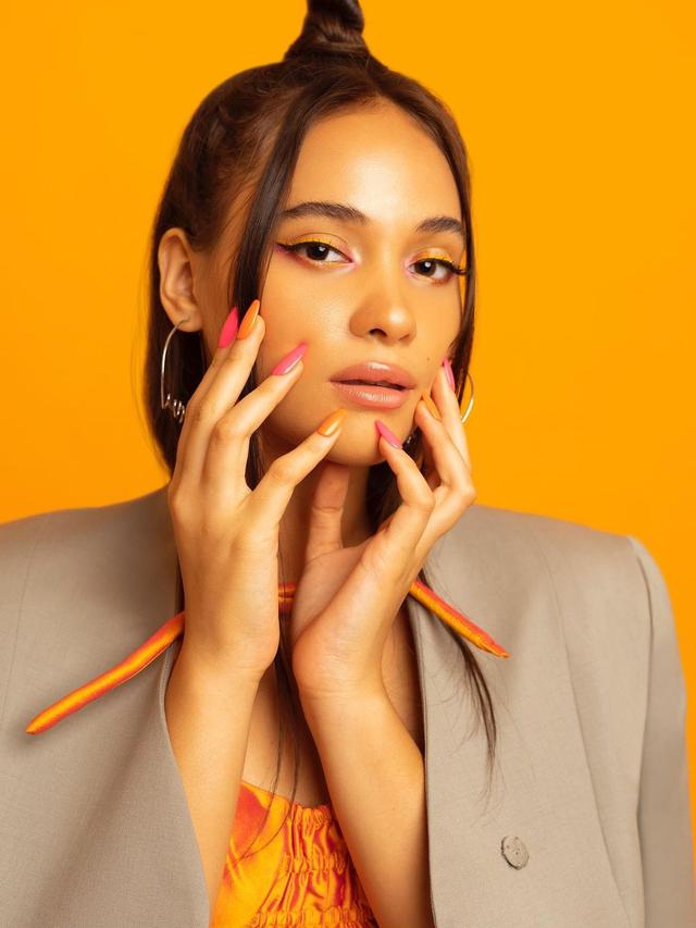 Gaya Pemotretan Aurora Ribero Dengan Nuansa Orange, Tampil Fresh. (Sumber: Instagram/auroraribero)