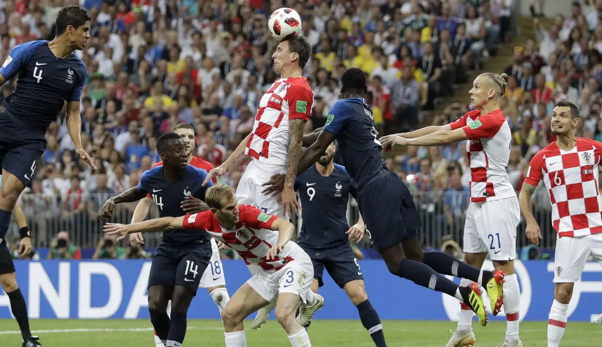 Striker Kroasia, Mario Mandzukic, melakukan gol bunuh diri pada laga final Piala Dunia di Stadion Luzhniki, Moskow, Minggu (15/7/2018). Prancis menang 4-2 atas Kroasia. (AP/Matthias Schrader)