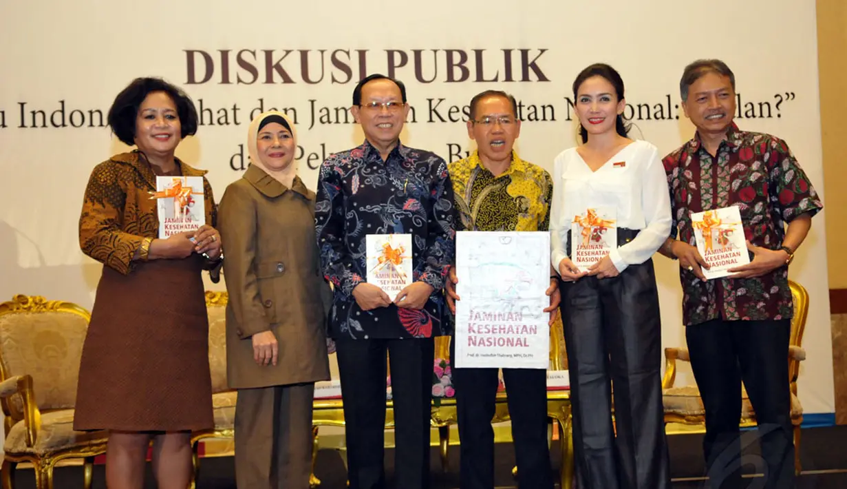 Penulis buku Jaminan Kesehatan Nasional, Prof dr Hasbullah Thabrany, MPH (ketiga dari kanan) berpose bersama peserta dan pembicara diskusi publik tentang Indonesia Sehat dan Jaminan Kesehatan Nasional, (26/8/2014). (Liputan6.com/Panji Diksana)