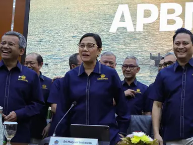 Menteri Keuangan Sri Mulyani Indrawati (tengah) bersama Wakil Menteri Keuangan Suahasil Nazara (kiri) dan Thomas A.M Djiwandono (kanan) sesaat sebelum memberikan keterangan terkait APBN KiTa di Jakarta, Rabu (11/12/2024). (Liputan6.com/Angga Yuniar)