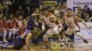 Pebasket Garuda Bandung, Sigit Nurman, mengejar bola saat melawan CLS Knights pada laga IBL Regular Season 2017 di C-tra Arena Bandung, Jawa Barat, Minggu (26/2/2017). Garuda kalah 54-57 atas CLS. (Bola.com/Vitalis Yogi Trisna)