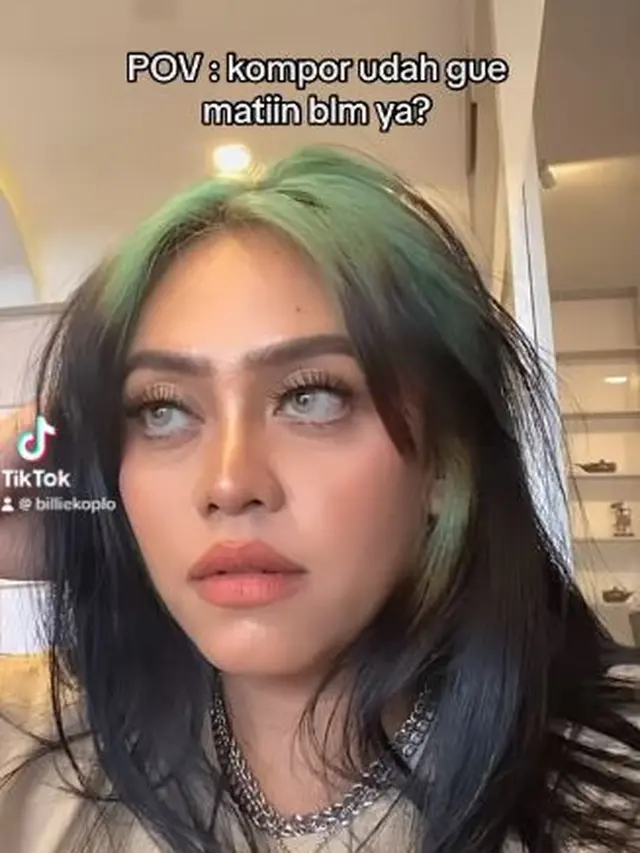 6 Potret Dinda Metalyana, Cewek Viral yang Mirip Billie Eilish Versi Suka Mi Ayam