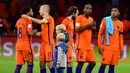 Arjen Robben menyapa rekan-rekannya setelah pertandingan melawan Swedia pada kualifikasi Piala Dunia 2018 di stadion Arena, Amsterdam (10/10). Belanda gagal ke Piala Dunia 2018 setelah cuma mampu menang 2-0 atas Swedia. (AFP Photo/Emmanuel Dunand)