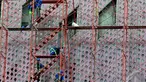 Para pekerja sedang menyelesaikan proyek pembangunan di kawasan Thamrin, Jakarta, Kamis, (8/1/2015). (Liputan6.com/Johan Tallo)