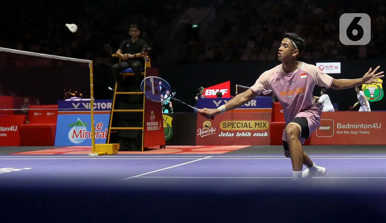 Pada gim ketiga, Alwi Farhan menyerah dari unggulan ketiga, Anders Antonsen dengan skor 14-21. (Liputan6.com/Herman Zakharia)