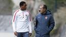 Anthony Martial berdiskusi dengan Pelatih Monaco, Leonardo Jardim saat latihan di La Turbie, Prancis, Senin (16/3/2015). Martial diyakini bisa mengikuti jejak Thierry Henry di Premier League. (AFP Photo/Valery Hache) 