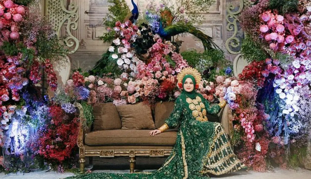 Mempelai wanita, tampil dengan atasan brokat hijau keemasan yang menyapu lantai membuat kesan mewah. Dipadukan dengan sarung tenun khas Bugis warna serasi. [@thepotomoto]
