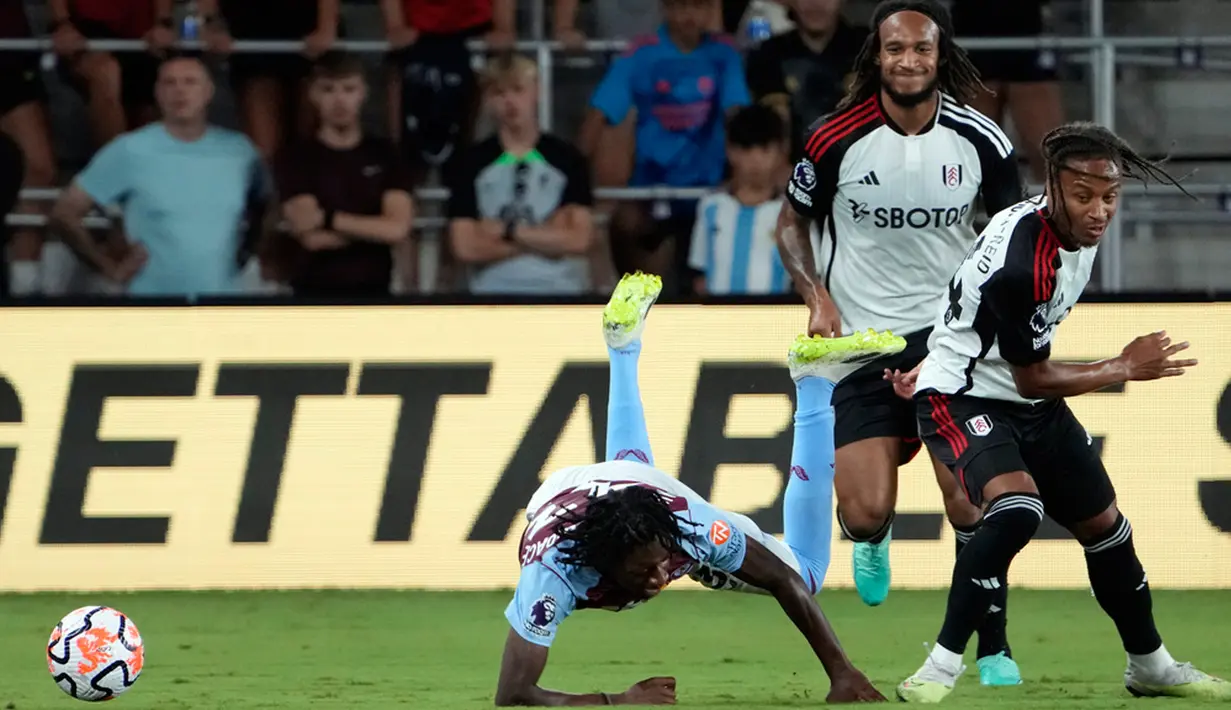 Pada awal babak kedua, Unai Emery membuat banyak perubahan susunan pemain. Emi Martinez ditarik keluar, begitu juga dengan Diego Carlos dan Jonh McGinn. Salah satu pemain yang dimasukkan adalah Moussa Diaby, yang baru dibeli dari Bayer Leverkusen. (AP Photo/John Raoux)