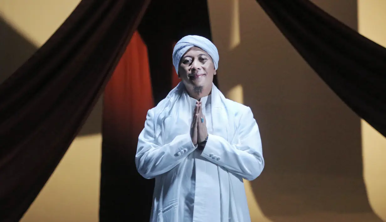 Nuansa baru yang disajikan Opick dalam aransemen ulang lagu terbarunya ini juga teracik dalam judul. Dari Tombo Ati kini berganti menjadi Obat Hati setelah perjalanan panjang hampir 20 tahun. [Foto; Bambang E.Ros/Fimela.com]