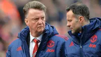 Pelatih MU, Louis van Gaal, berdiskusi dengan Ryan Giggs, usai timnya tertinggal 0-2 dari Stoke pada lanjutan Liga Inggris. (AFP/Paul Ellis)