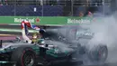 Lewis Hamilton mengibarkan bendera Inggris saat memastikan diri sebagai juara dunia F1 2017 di Hermanos Rodriguez racetrack, Mexico City, (29/10/20170). Hamilton finis kedelapan pada balapan tersebut.(AP/Rebecca Blackwell)