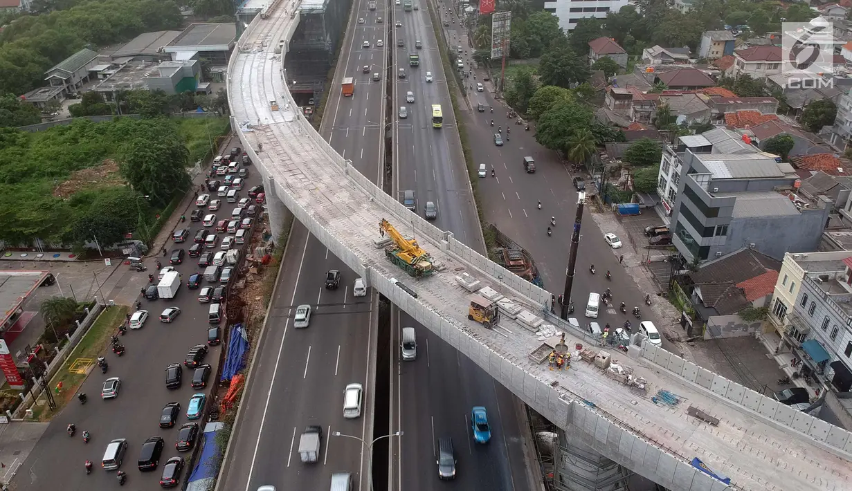 Foto aerial pembangunan jalur layang MRT di kawasan Fatmawati, Jakarta, Kamis (4/1). Progres pembangunan konstruksi moda transportasi massal MRT fase I rute Lebak Bulus-Bundaran HI mencapai 90,14% hingga bulan Desember 2017. (Liputan6.com/Arya Manggala)