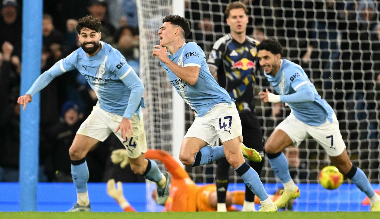 Pemain Manchester City, Phil Foden, melakukan selebrasi setelah mencetak gol ke gawang Leeds United pada pekan ke-13 Premier League 2025/2026 di Etihad Stadium, Sabtu (29/11/2025) malam WIB. (AFP/Oli Scarff)