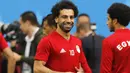 Wajah penuh tawa pemain Mesir, Mohamed Salah saat menjalani latihan bersama tim di St. Petersburg stadium, St. Petersburg, Rusia, (18/6/2018). Mesir akan melawan Rusia pada laga kedua Piala Dunia 2018.  (AP/Efrem Lukatsky)