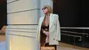 Terbaru, pelantun “Sesuatu” itu tampil serba coklat yang matching dengan stroller mewahnya.
Syahrini mengenakan blazer warna broken white yang dipadukan dengan one set warna coklat dan belt dari Loewe Anagram Wide in tan and gold berharga Rp10,6 juta.  [@princessyahrini].